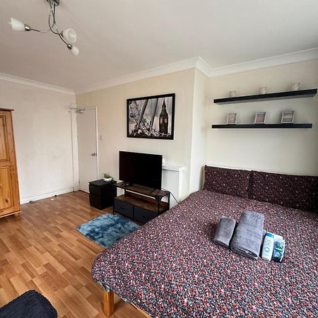 Huge And Affordable 3 Bedroom Flat In Hammersmith For 7 People With Welcome Breakfast London Ngoại thất bức ảnh