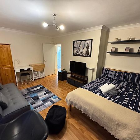 Huge And Affordable 3 Bedroom Flat In Hammersmith For 7 People With Welcome Breakfast London Ngoại thất bức ảnh