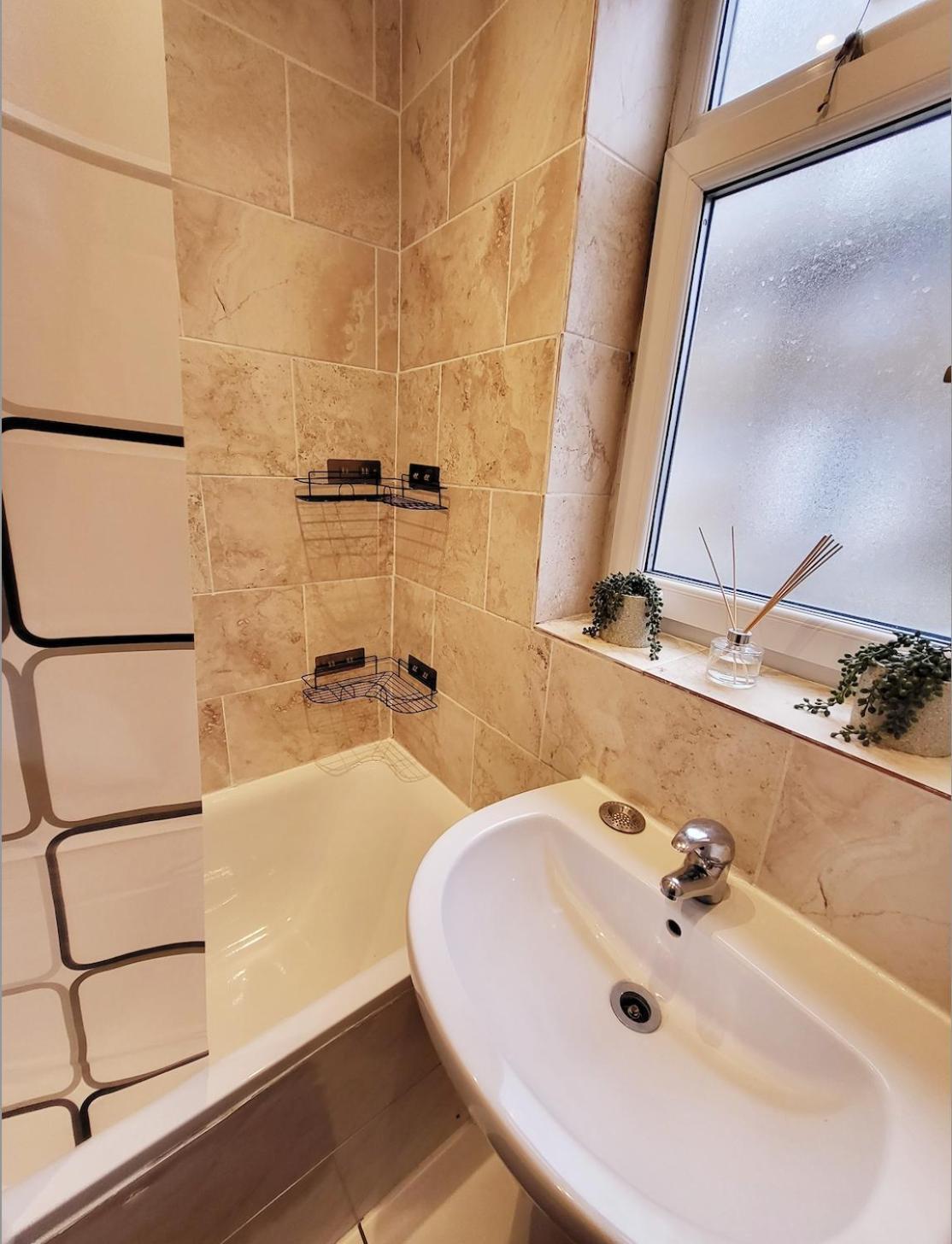 Huge And Affordable 3 Bedroom Flat In Hammersmith For 7 People With Welcome Breakfast London Ngoại thất bức ảnh
