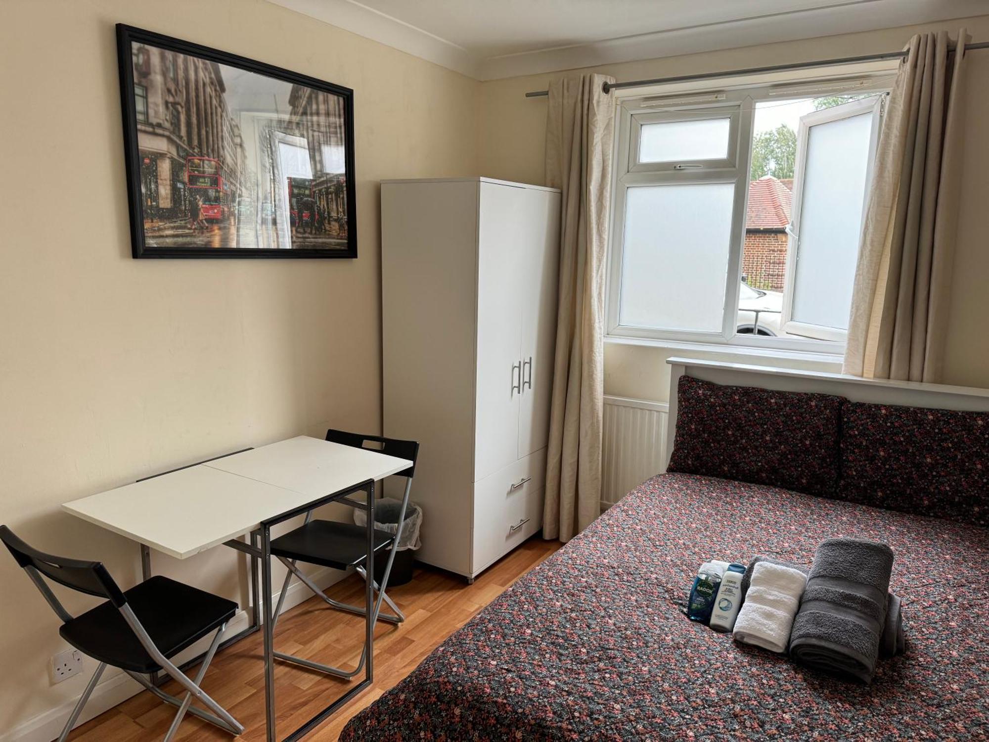 Huge And Affordable 3 Bedroom Flat In Hammersmith For 7 People With Welcome Breakfast London Ngoại thất bức ảnh