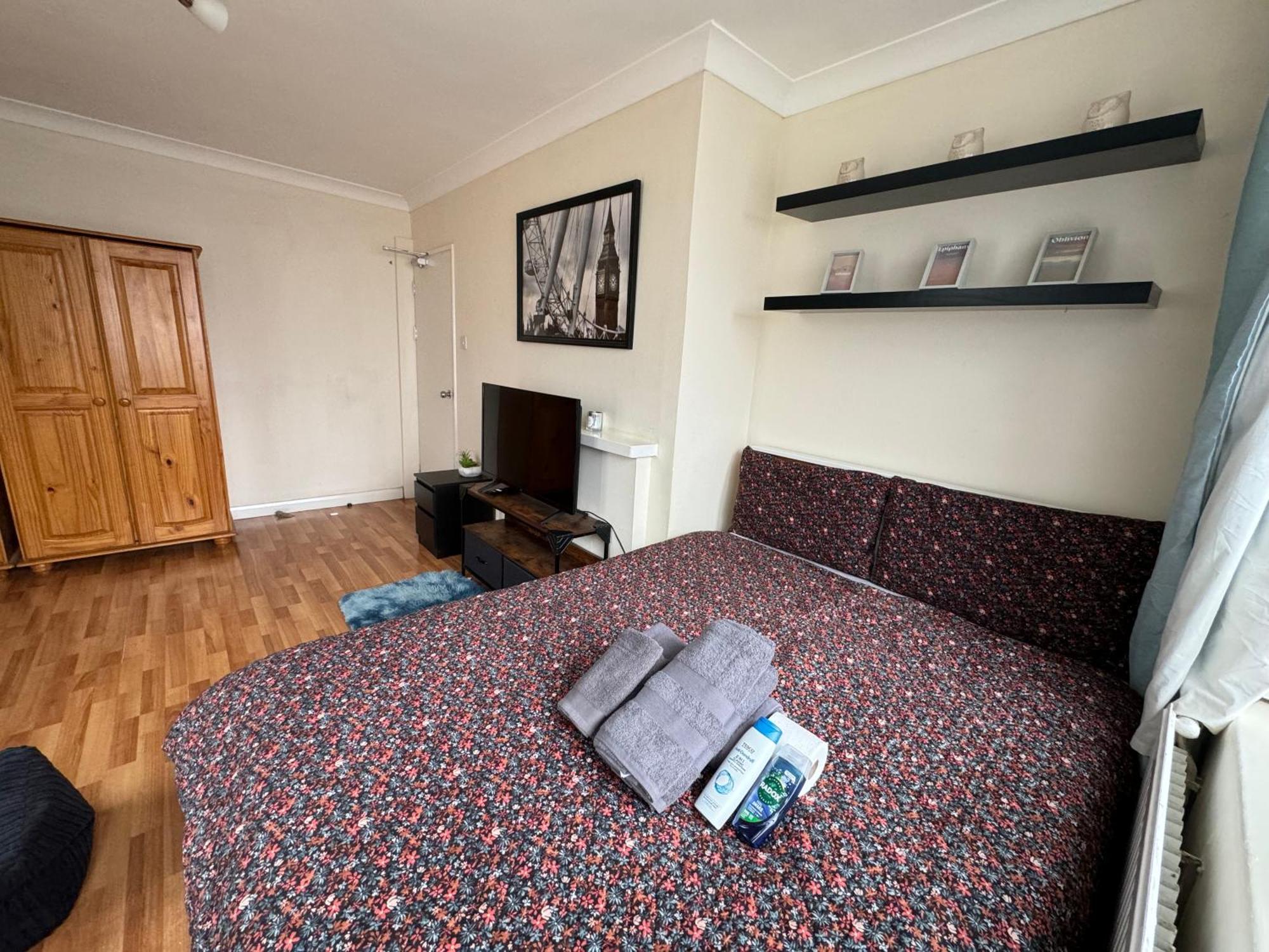 Huge And Affordable 3 Bedroom Flat In Hammersmith For 7 People With Welcome Breakfast London Ngoại thất bức ảnh